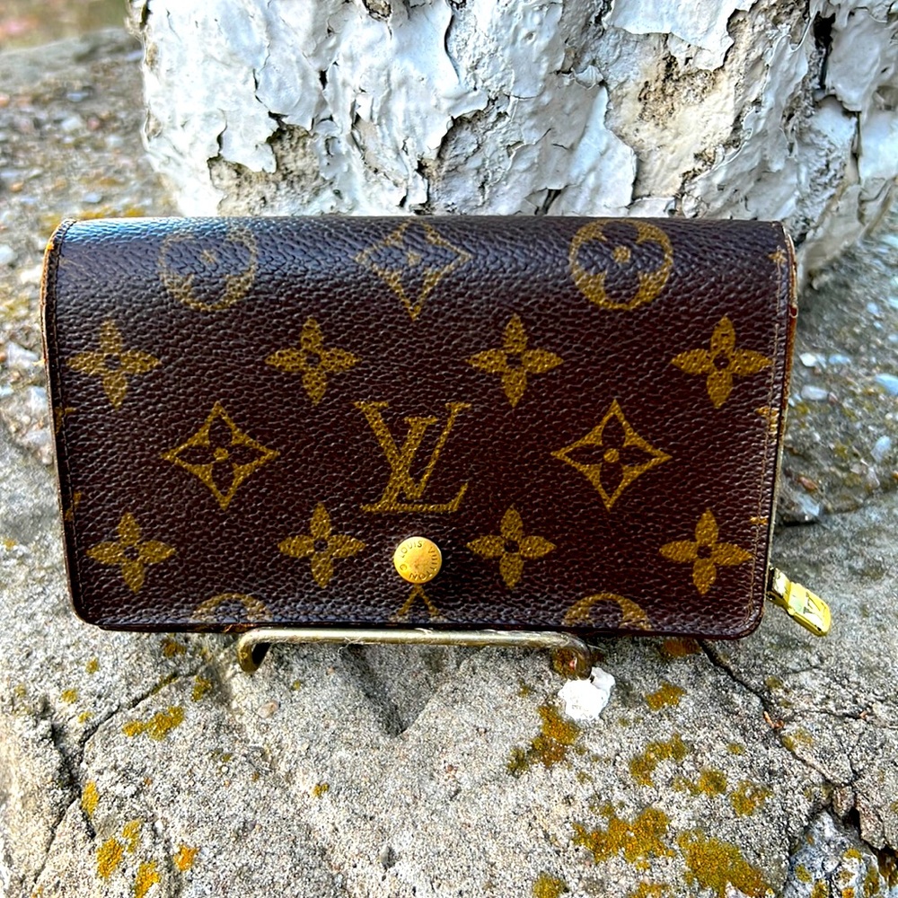 Louis Vuitton MONOGRAM SNAP WALLET